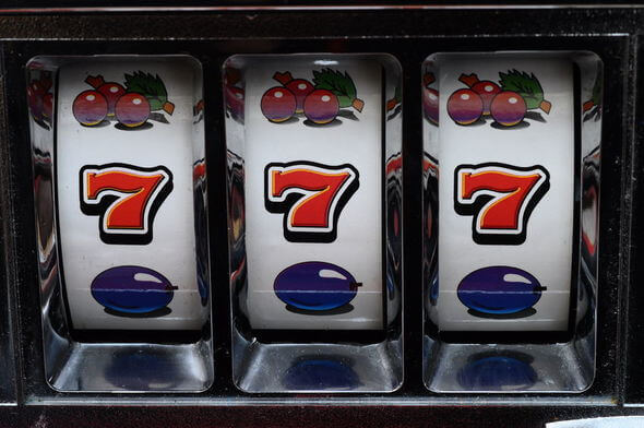 Tři sedmičky na hracím automatu